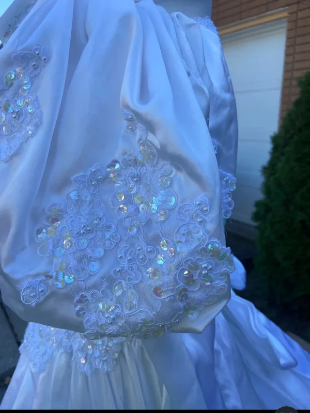 Beautiful wedding dress Great condition Size small /medium image indicator(2)