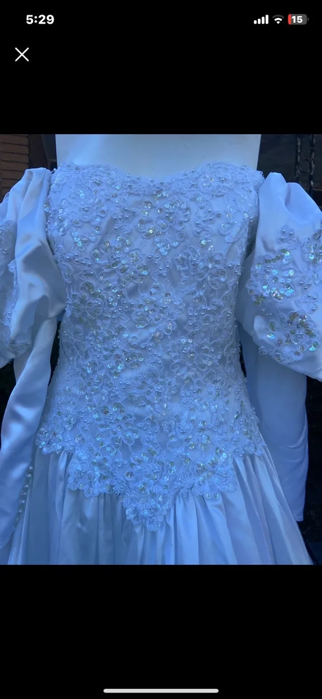 Beautiful wedding dress Great condition Size small /medium image indicator(3)