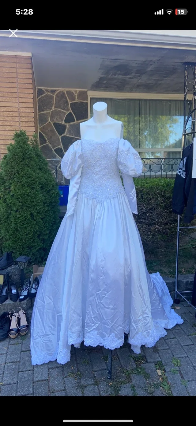 Beautiful wedding dress Great condition Size small /medium image indicator(5)