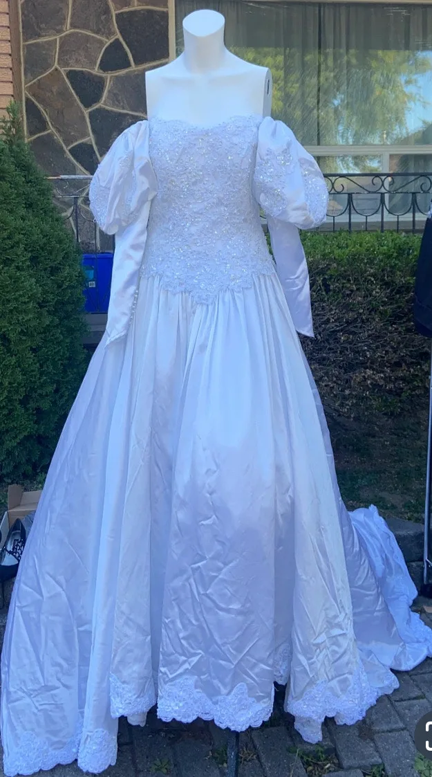 Beautiful wedding dress Great condition Size small /medium image indicator(7)