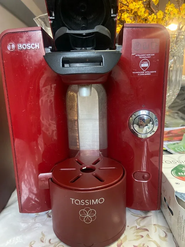 2 Bosch Tassimo coffee machines CLEANOUT