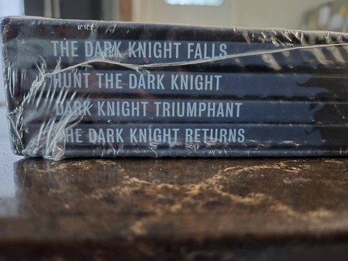 Batman Dark Knight Returns Collector's Edition Box Set - photo 4