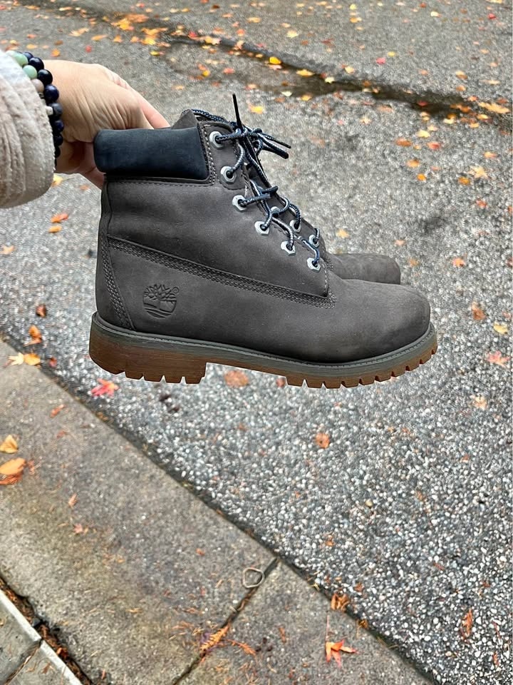 Timberland boots size junior 5.5 or 7.5 adult