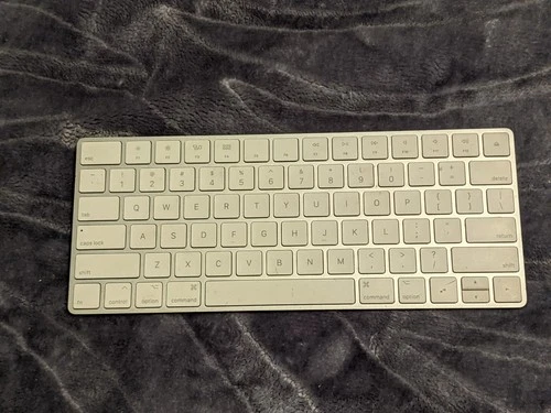 APPLE WIRELESS KEYBOARD A1314 AND MOUSE A1296