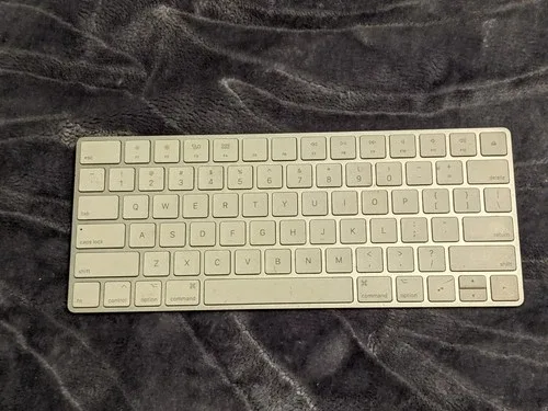 APPLE WIRELESS KEYBOARD A1314 AND MOUSE A1296