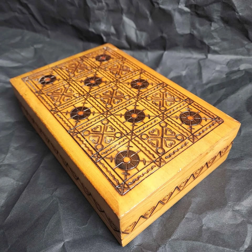 OBO MOVING Antique vintage Hand Carved cute Wood box - photo 2