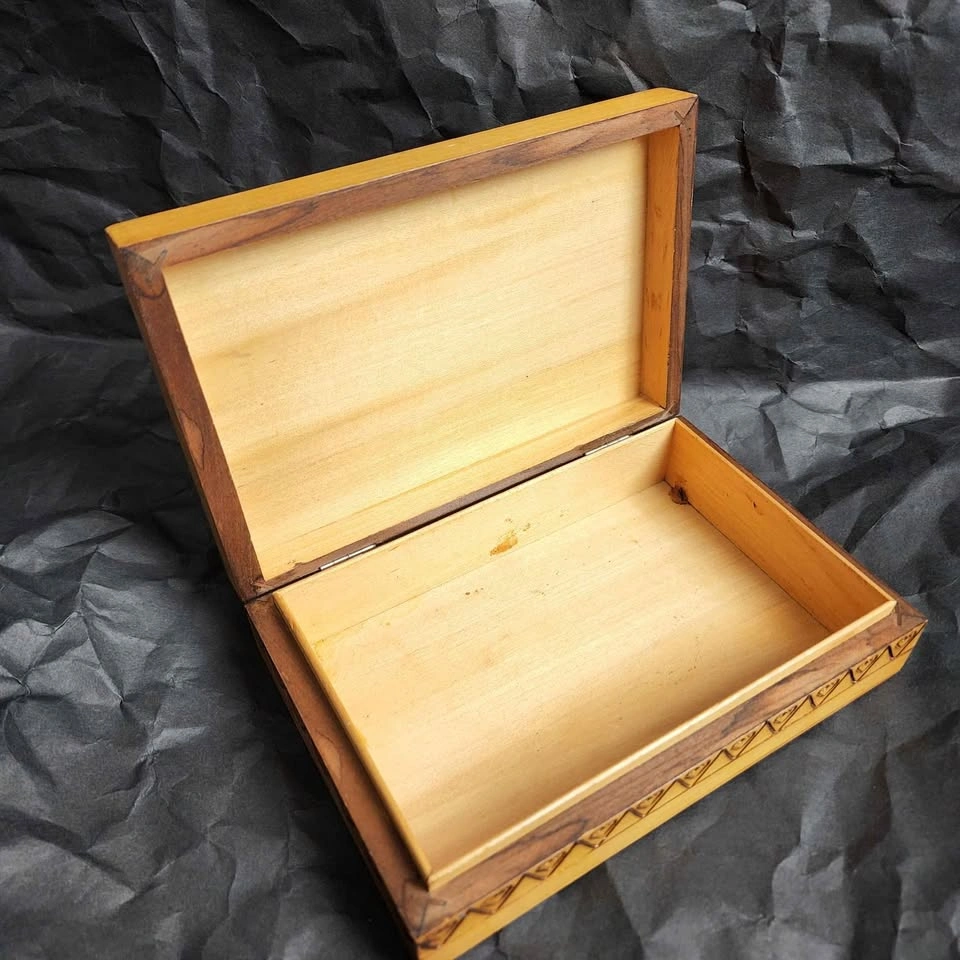 OBO MOVING Antique vintage Hand Carved cute Wood box - photo 3