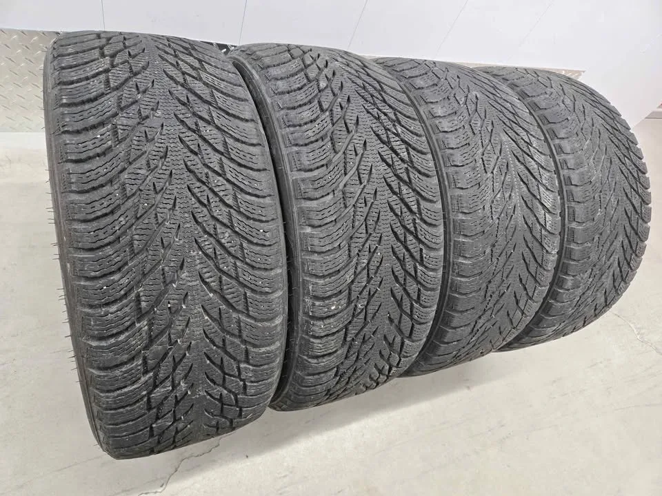 Nokian Hakkapelitta Winter Tires- 235/45R18 image indicator(2)
