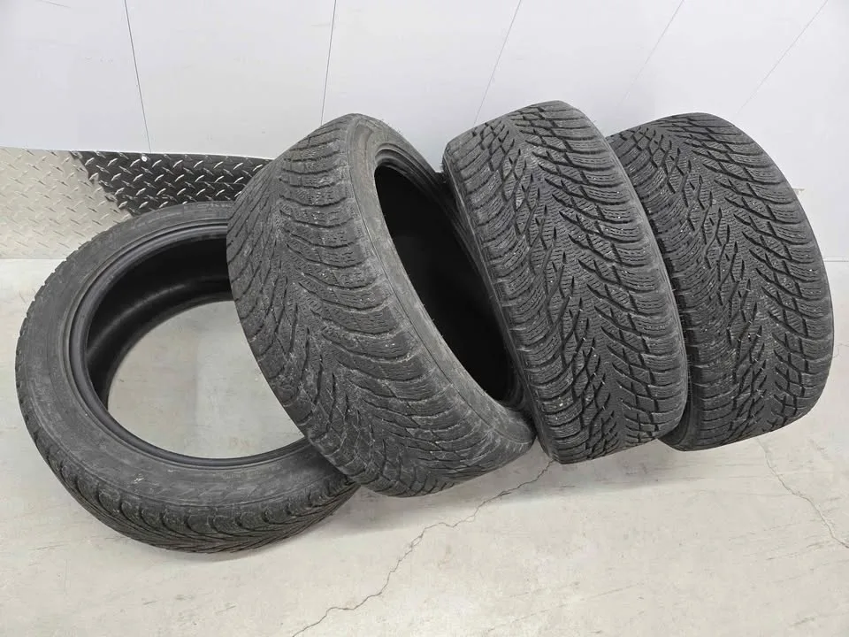 Nokian Hakkapelitta Winter Tires- 235/45R18 image indicator(8)