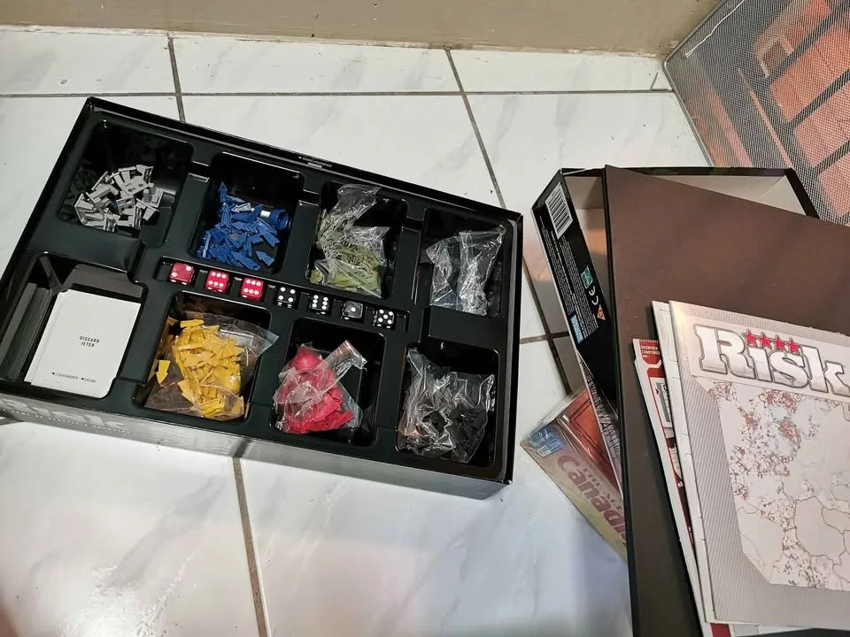 Risk + All Canadian Trivia 10th Anniversary Edition image indicator(6)