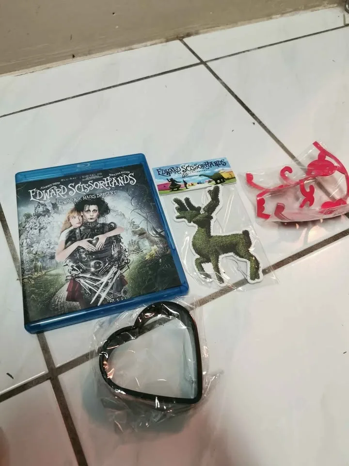 Edwards Scissorhands 25th Anniversary Boxset image indicator(6)