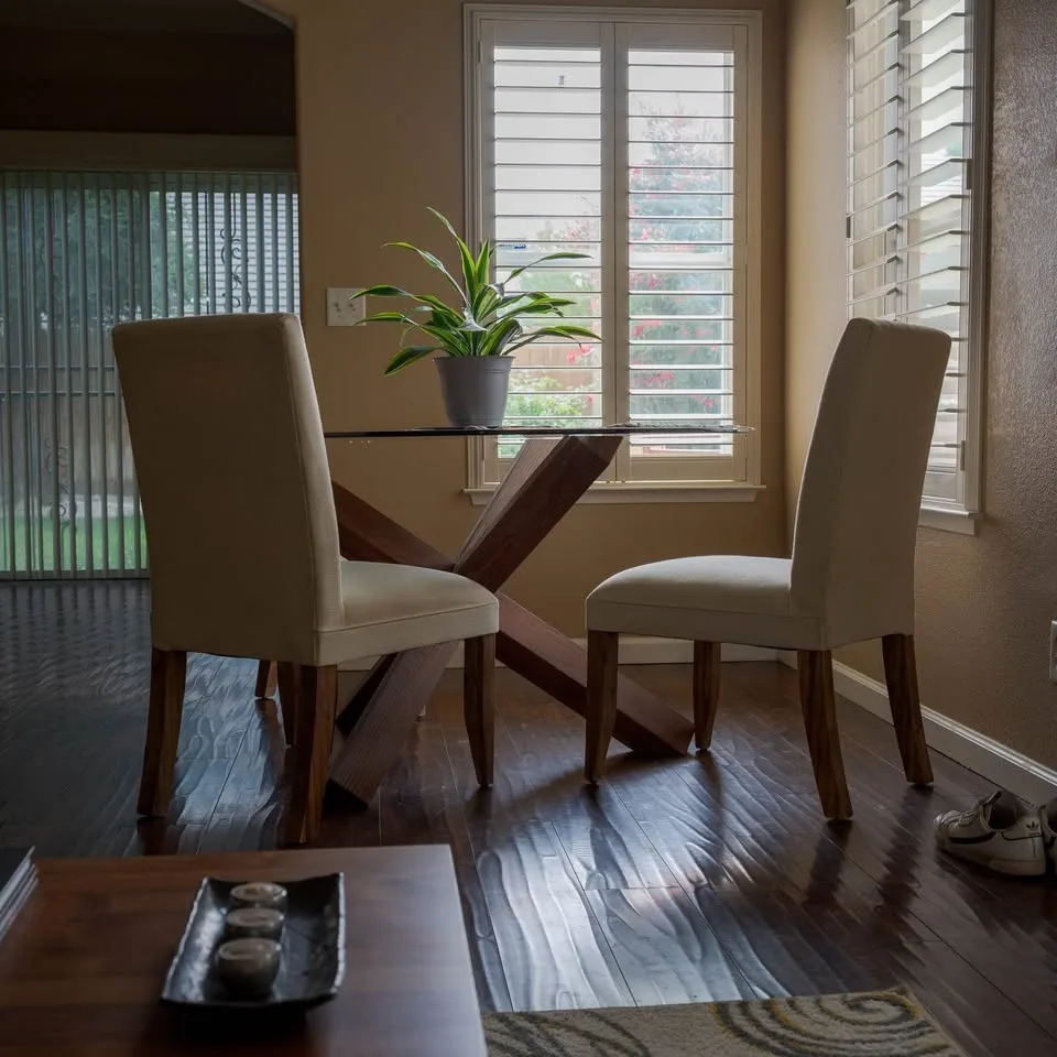 Glass and wood dinner table image indicator(2)