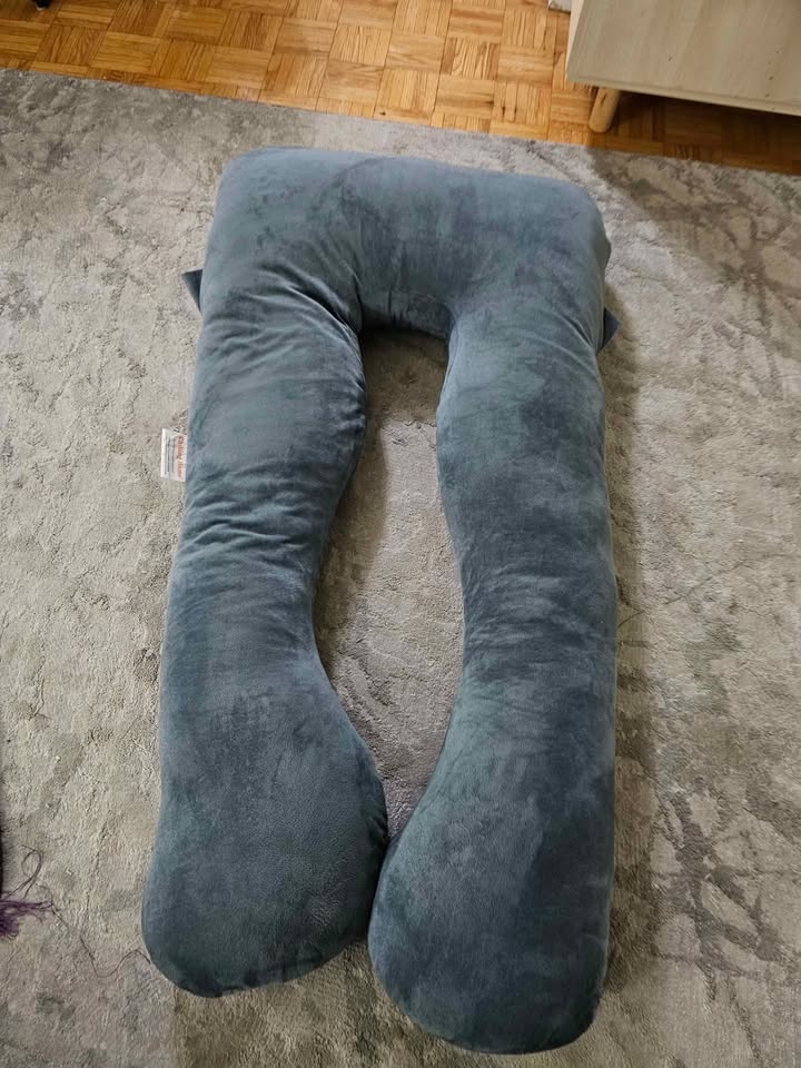 U-shaped pregnancy pillow