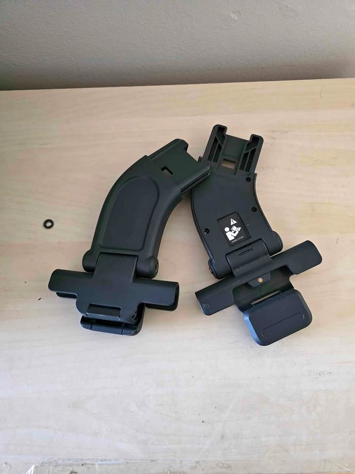 Uppababy V2 lower adapters car seat / bassinet