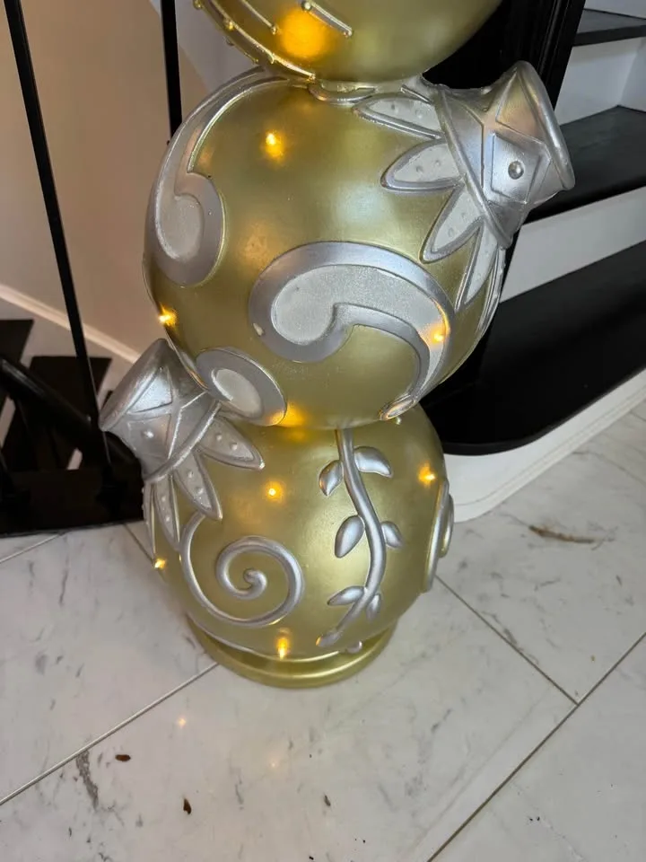 Xmas 4 Foot Stacking Decoration Balls $95 image indicator(5)