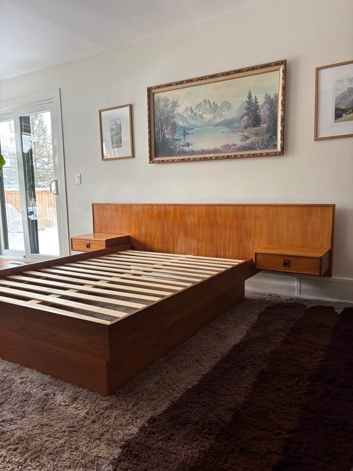 Midcentury Teak Bed with floating night tables - photo 4