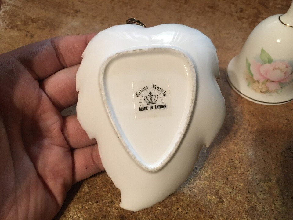 CROWN ROYAL FINE PORCELAIN BELL & LEAF DISH - photo 3