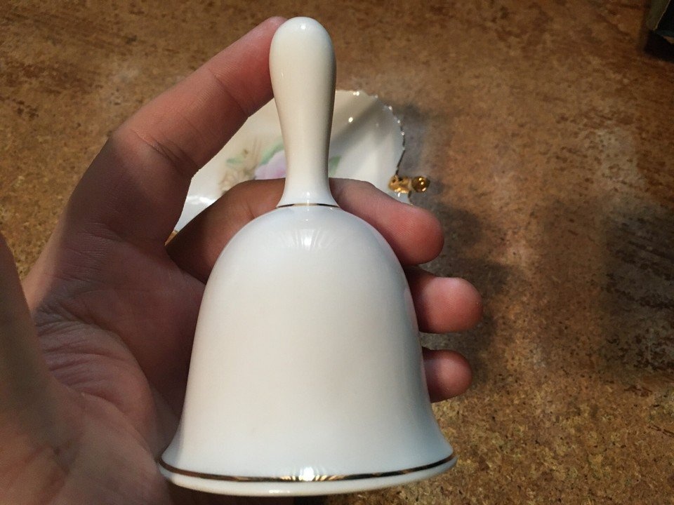 CROWN ROYAL FINE PORCELAIN BELL & LEAF DISH - photo 5