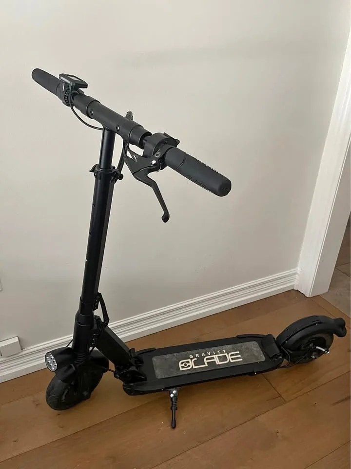 E-Scooter Gravity Blade *Needs new batteries and Charger*