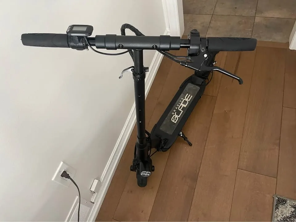 E-Scooter Gravity Blade *Needs new batteries and Charger* image indicator(2)