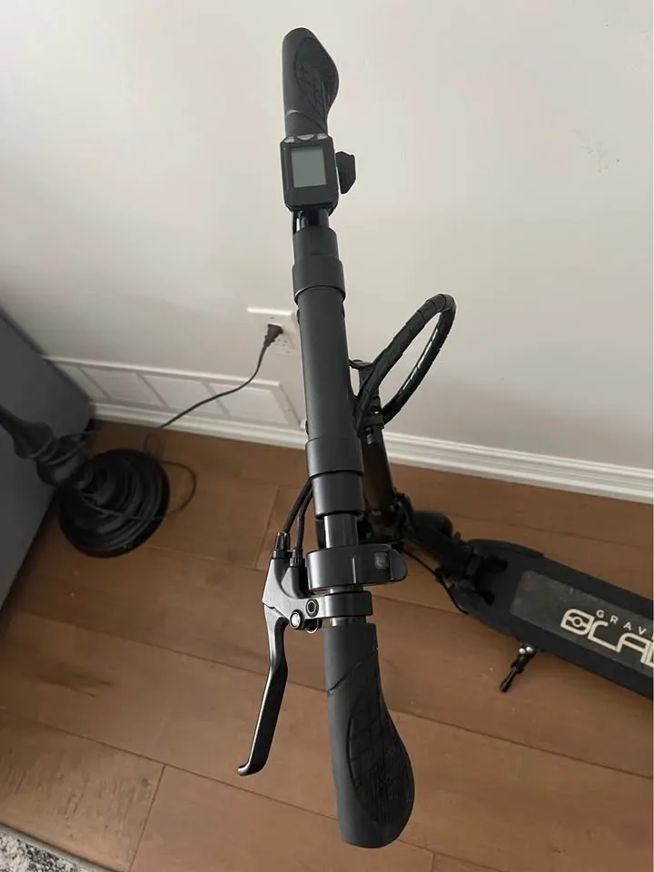 E-Scooter Gravity Blade *Needs new batteries and Charger* image indicator(3)