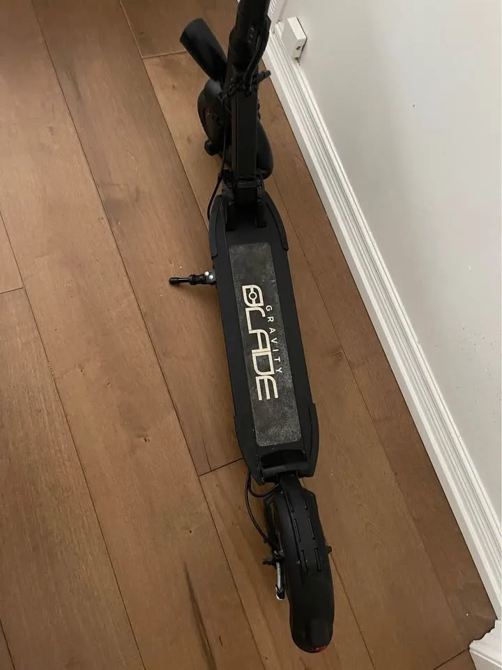E-Scooter Gravity Blade *Needs new batteries and Charger* image indicator(4)
