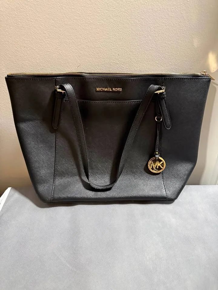 Micheal Kors Medium tote