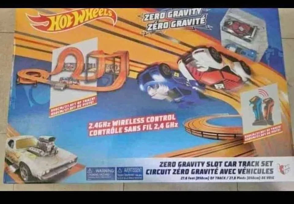 NEW HOT WHEELS ZERO GRAVITY REMOTE RACE CAR SET