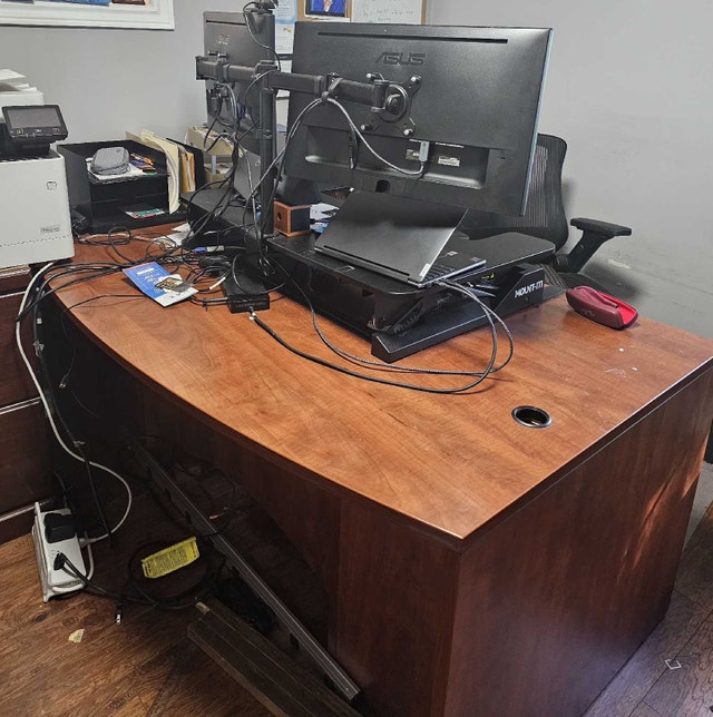 Office table and standkng desk converter