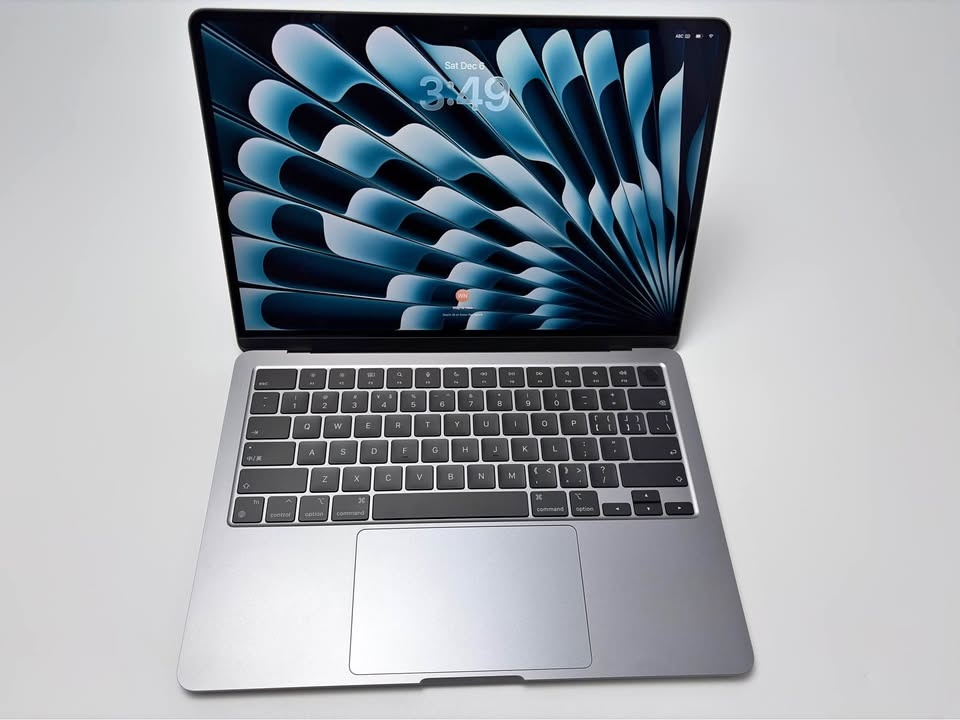 Macbook Air 13inch M2 space grey （apple care March,2026)