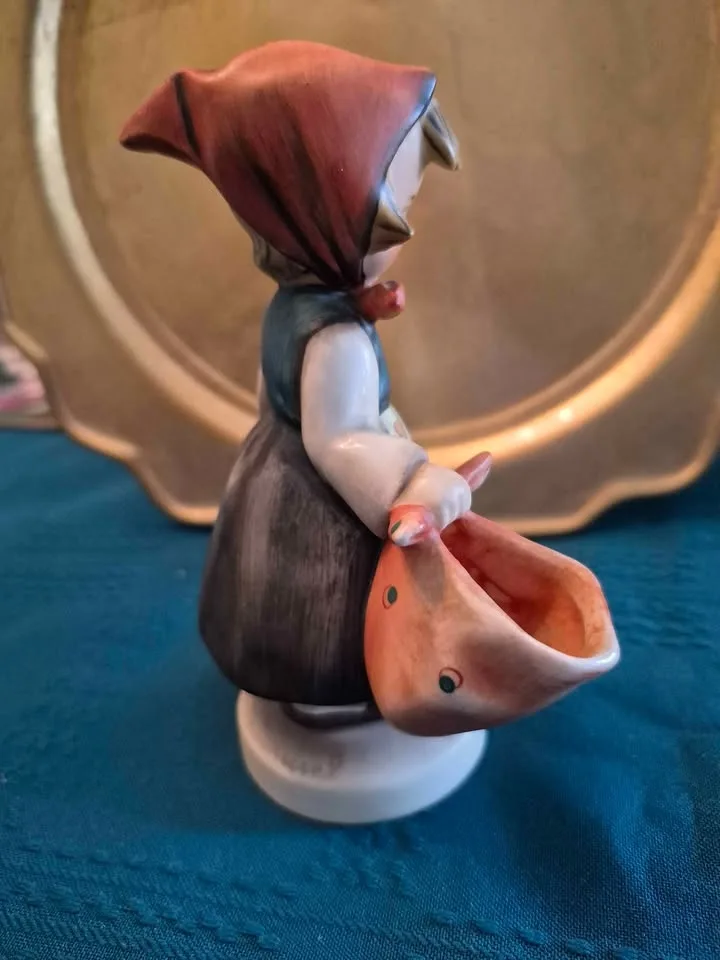 Hummel figurine - best offer image indicator(2)