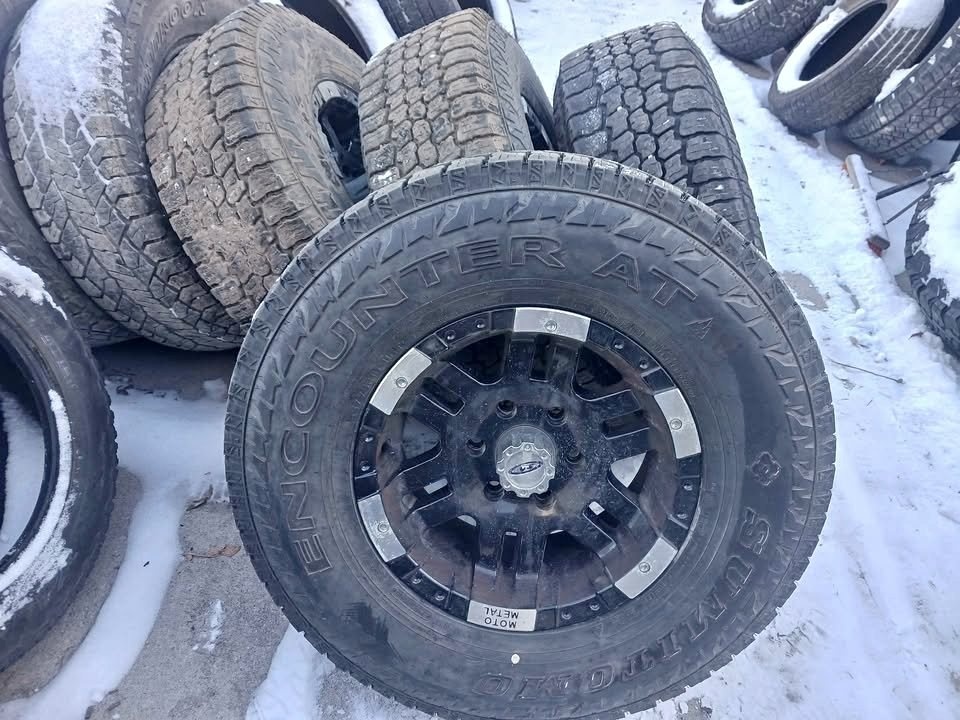 265 75 r16 SUMITOMO TIRES 6x139.7 SILVERADO RIMS