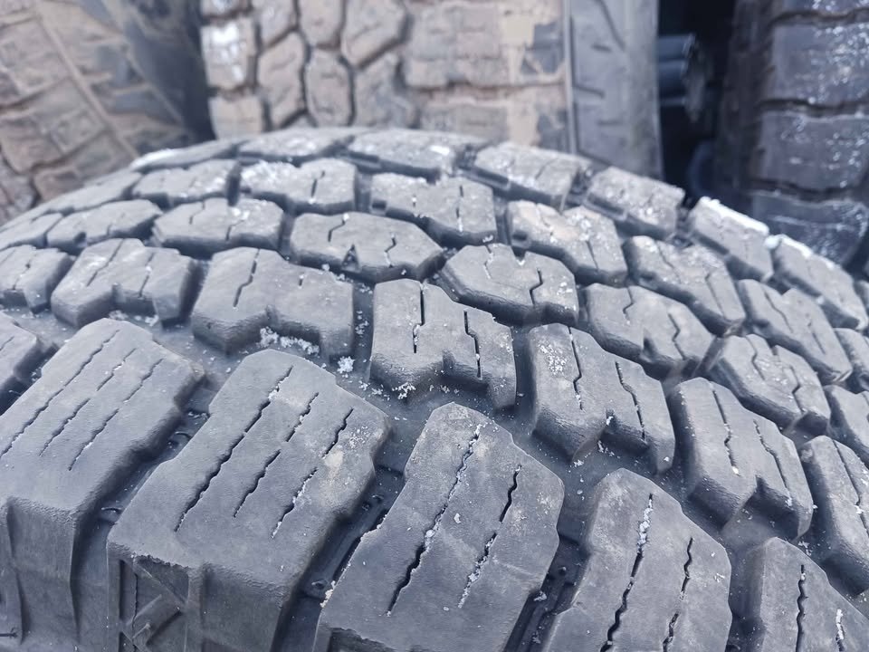 265 75 r16 SUMITOMO TIRES 6x139.7 SILVERADO RIMS - photo 2