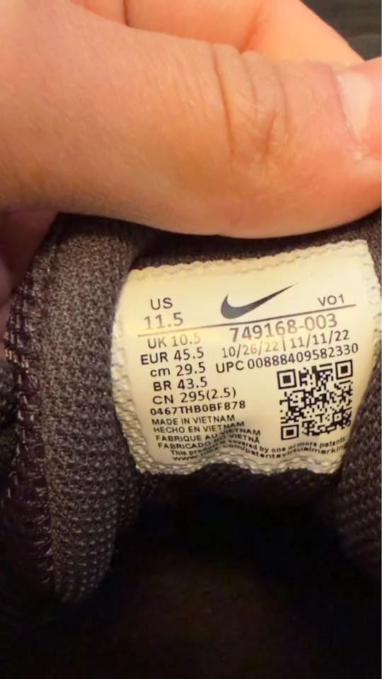 Nike Jordans US10, fits regular 11 image indicator(2)
