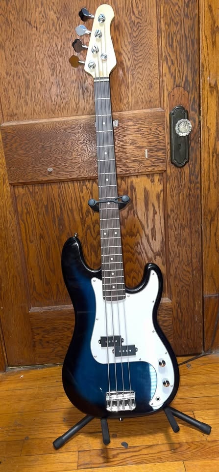 Bass Guitar - photo 2