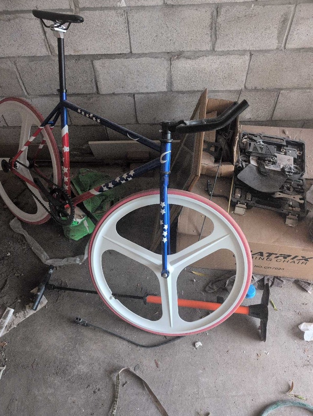 Fixie, pedals, pump and bike fixing kit. Everything just go