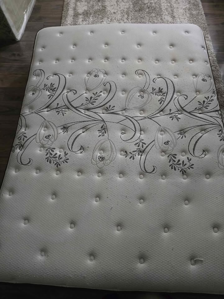Queen bed Matrass