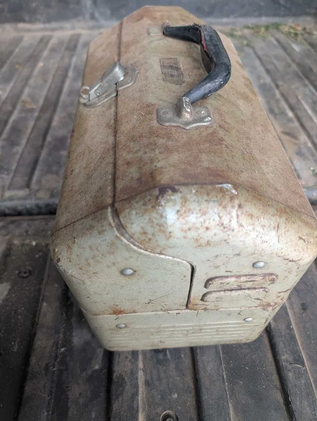 Antique fishing box image indicator(2)