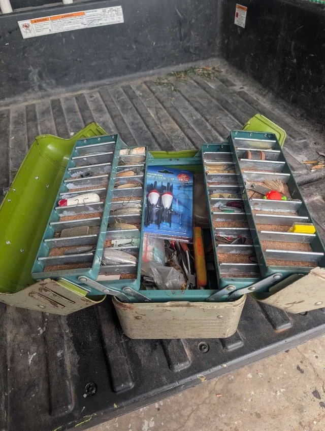 Antique fishing box image indicator(3)