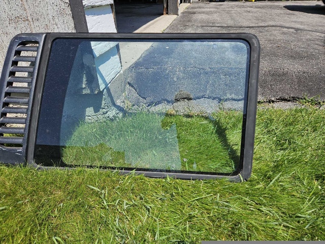 1996 Volkswagen Eurovan Right Rear Window - photo 2
