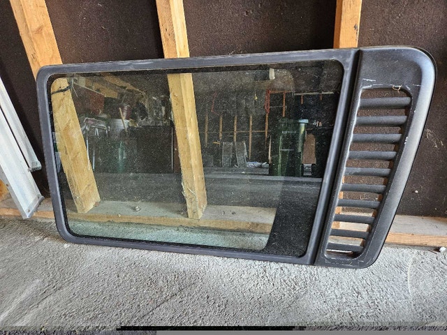 1996 Volkswagen Eurovan Right Rear Window - photo 3