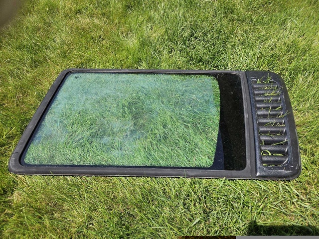 1996 Volkswagen Eurovan Right Rear Window - photo 4