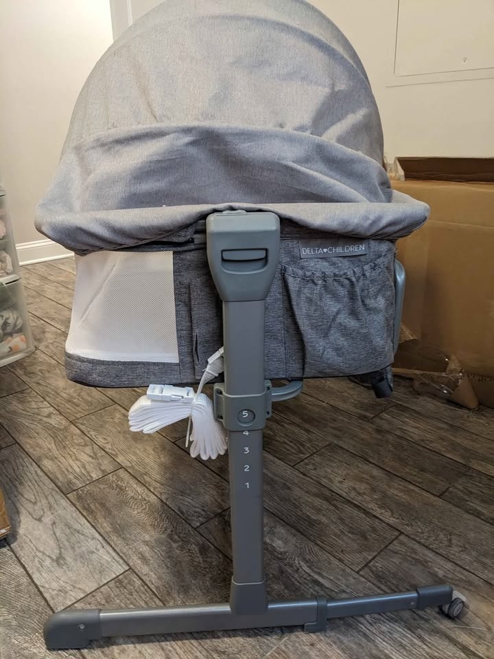 Delta Children - Bedside Bassinet - photo 2