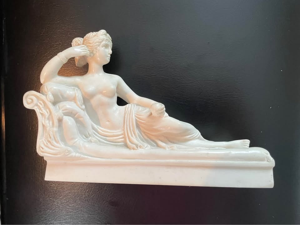 Vintage Venus Victrix Goddess Resin Sculpture - photo 3