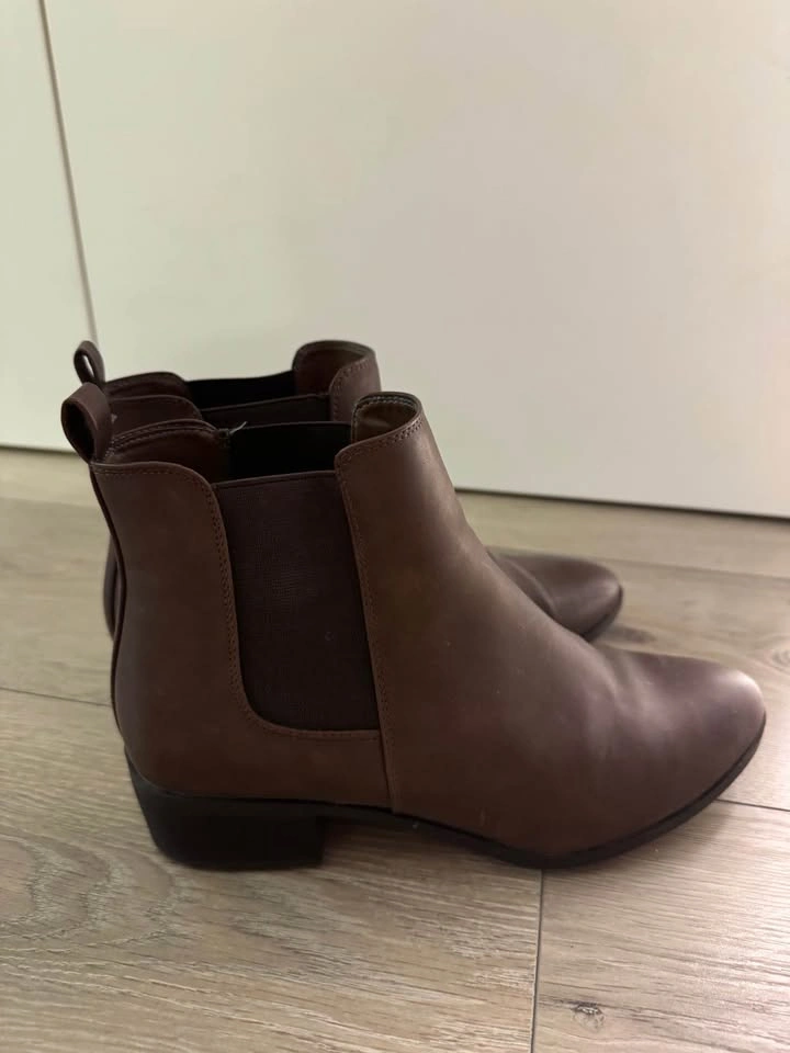 Shoes for Sale - Sneakers and Boots for Women - Size 8.5 - photo 4