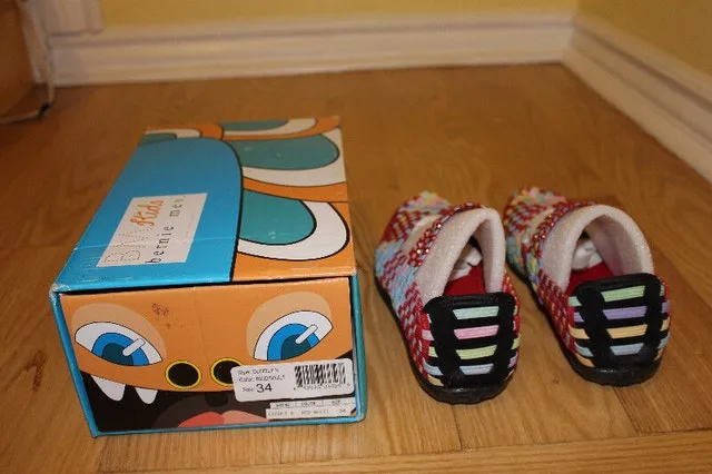 **BRAND NEW** SIZE 34M (US 2.5-3) BERNIE MEV girls sandals image indicator(3)