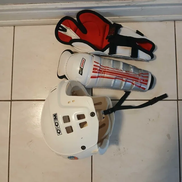 Hockey Equipment Youth size #cleanout image indicator(2)