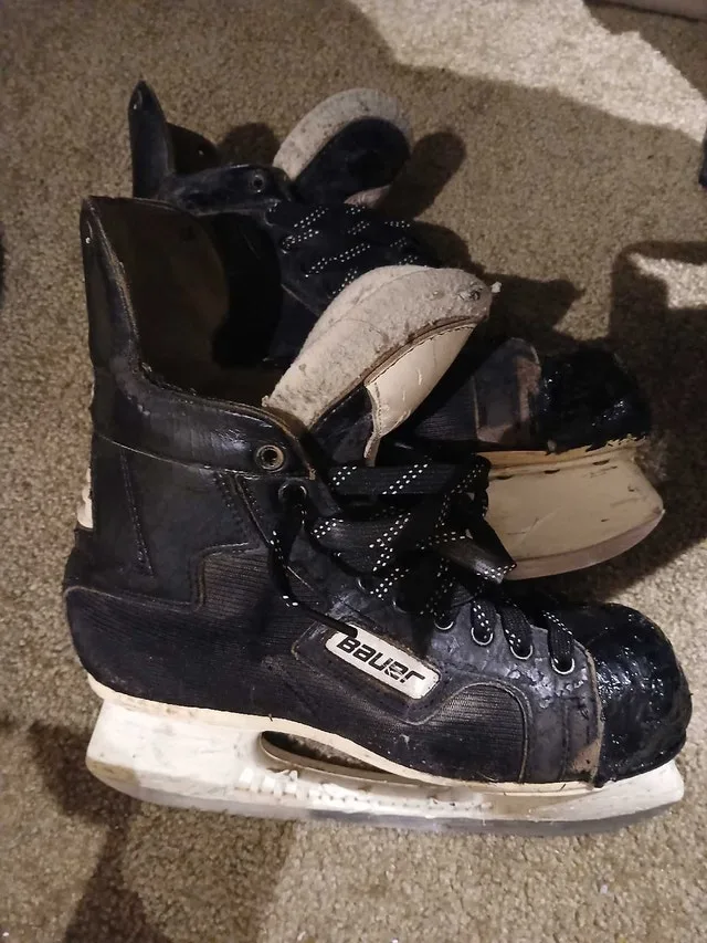 Bauer 2000 Hockey Skates Size 9.5 D.