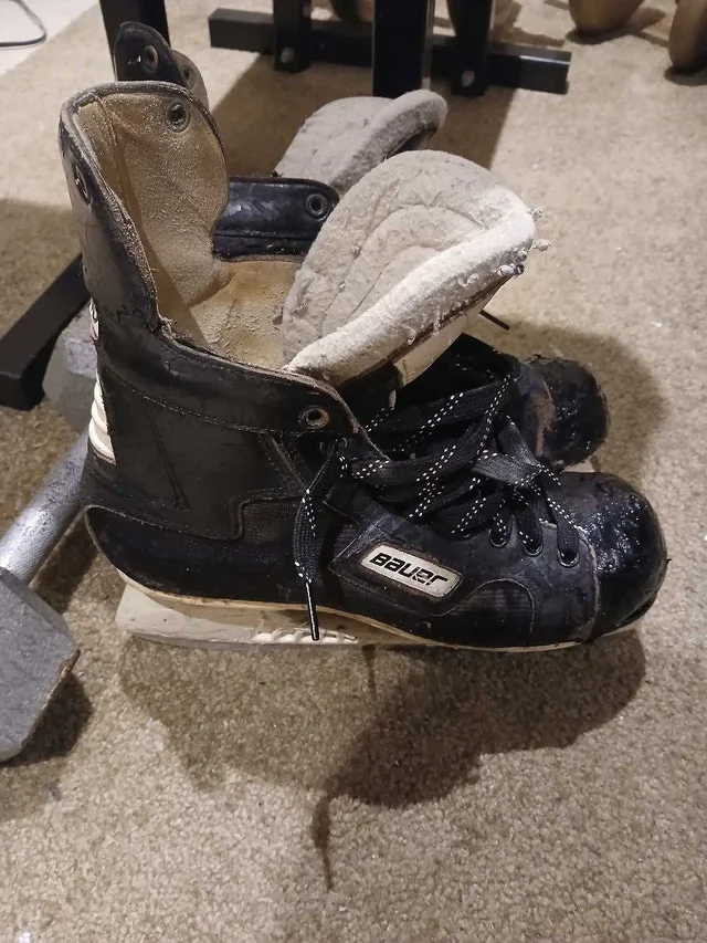 Bauer 2000 Hockey Skates Size 9.5 D. image indicator(2)