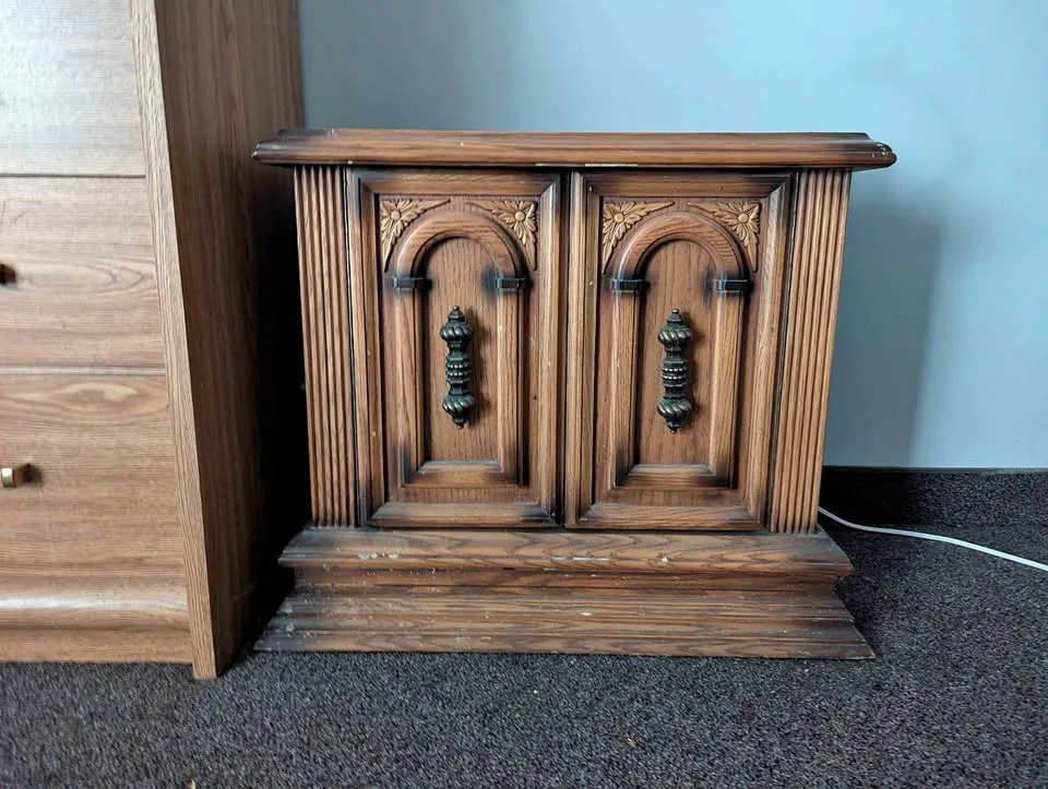 2 Side Tables / Nightstands